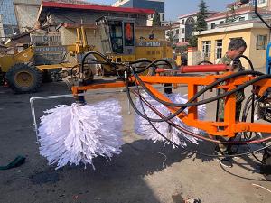 2020年11月11日山西省晉中市昔陽(yáng)縣公路管理段與河南都市機(jī)械設(shè)備有限公司合作，在宋段長(zhǎng)王隊(duì)長(zhǎng)凌師傅的精心安排指導(dǎo)下與喬主任祝師傅的積極努力，成功研制出了加寬雙護(hù)欄板600mm護(hù)欄清洗機(jī)