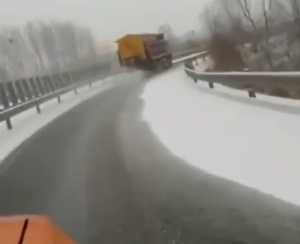 黑龍江省公路局與河南都市機械共同研制的超大容量融雪劑撒布機深受公路養(yǎng)護(hù)工程人員的點贊